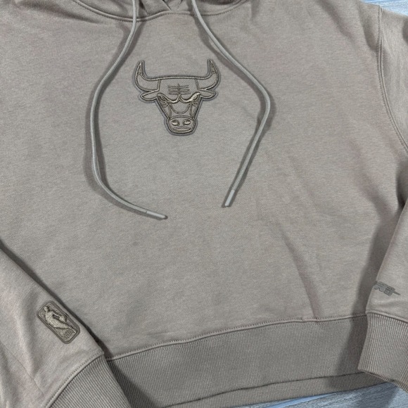 Pro Standard Chicago Bulls Brown Cropped Hoodie NBA Small Luxury Athletic - Picture 5 of 7